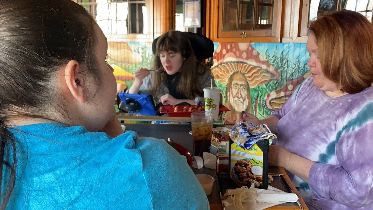 The Menard family sit down at the Mellow Mushroom in Lexington for dinner.  (Spectrum News 1/Diamond Palmer)